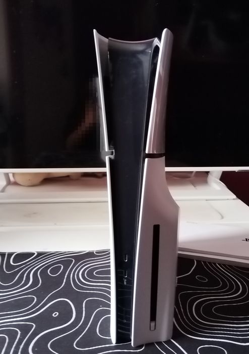 PlayStation 5 slim с три игри и три джойстика