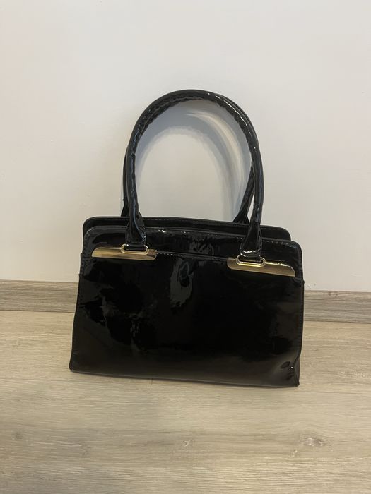 Лачена дамска чанта - черна