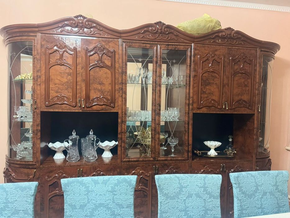 Стенка және стол стулясымен