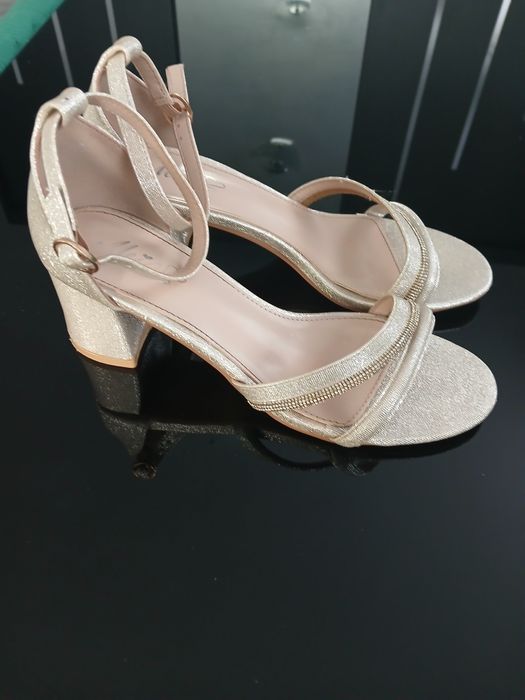 Vând sandale de damă