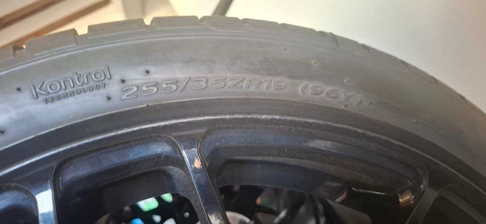 Продава се комплект летни гуми Hankook S1 EVO3, 255/35 R19