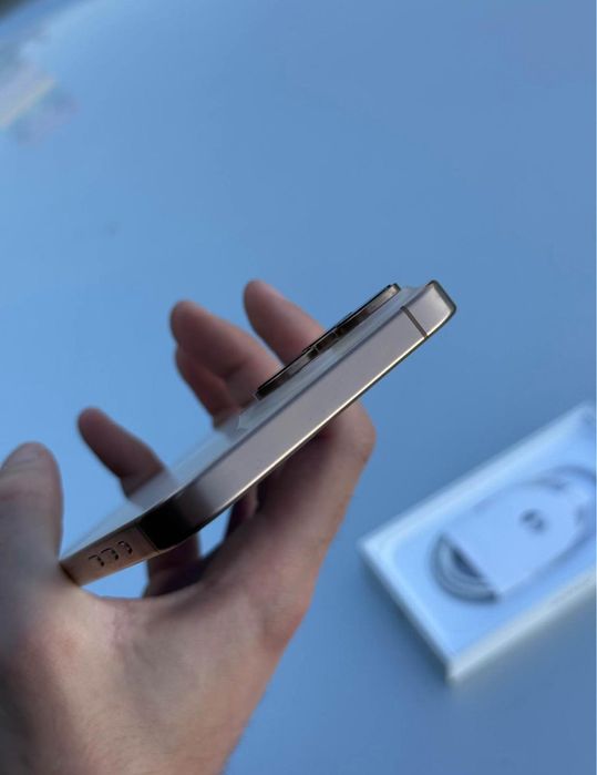 Vând iPhone 16 pro max Desert Titanium