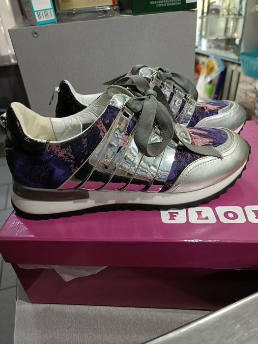 Продам кроссовки женские