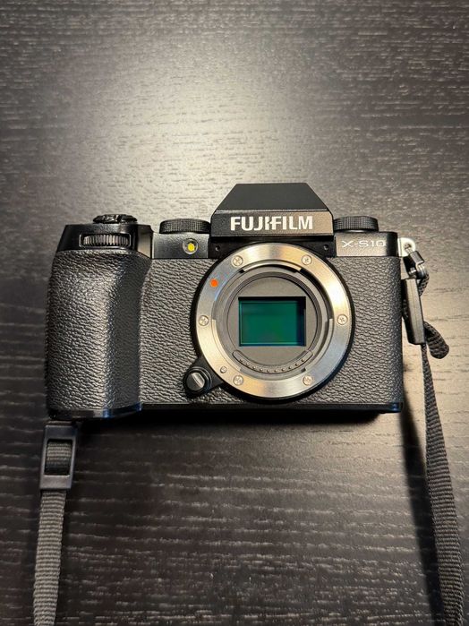 Fujifilm X-S10 + Fuji 18-55mm f2.8-4 + Sigma 30mm f1.4 -pachet complet