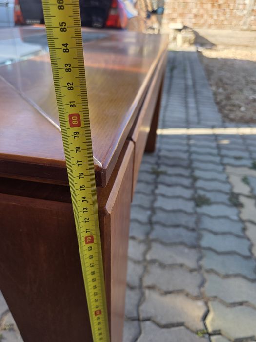 Много солидна трапезна маса