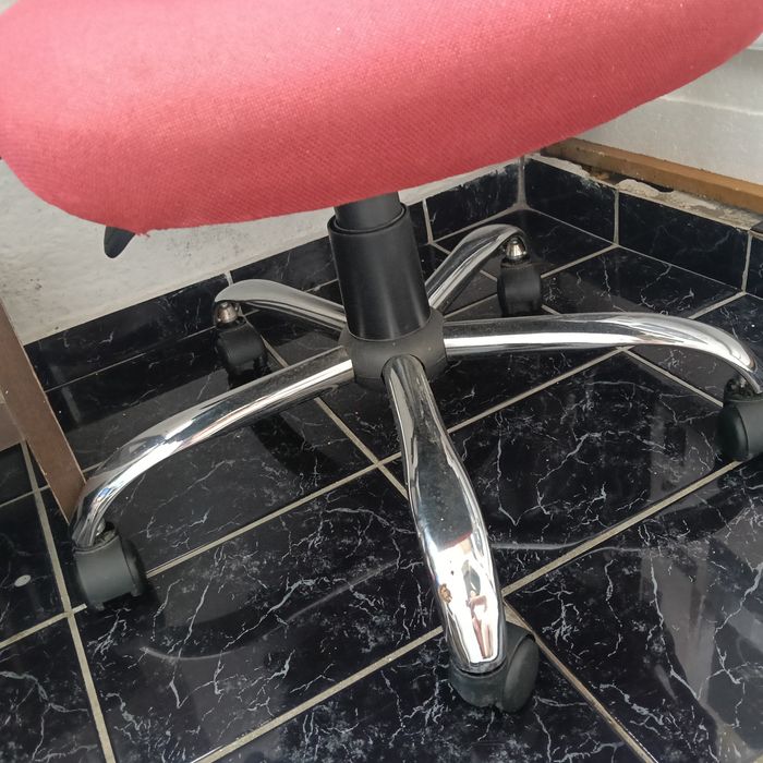 Scaun de birou urme de uzură perfect funcțional