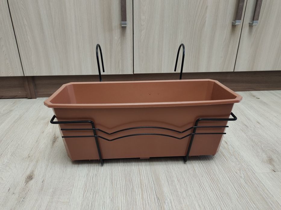 Крепление для балконного ящика