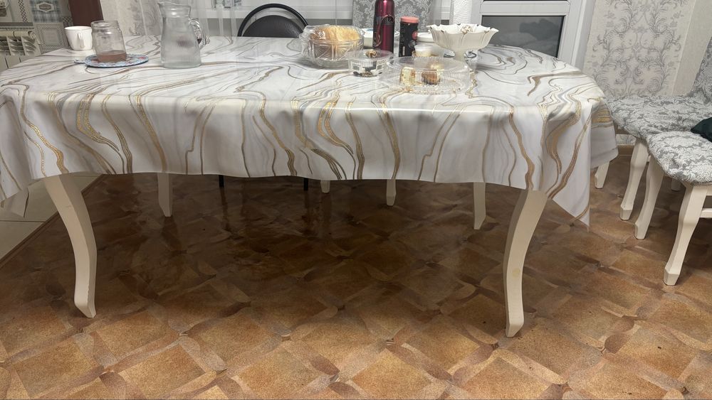 Продам дубовый стол с 12 стульями