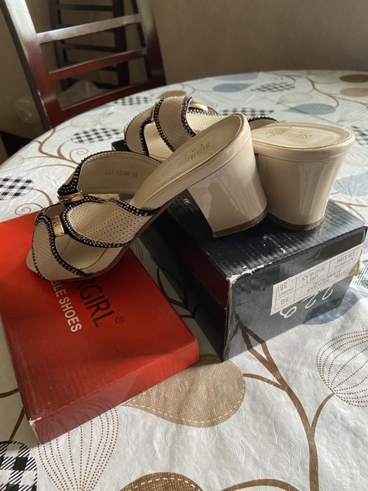 Продаются женские босоножки