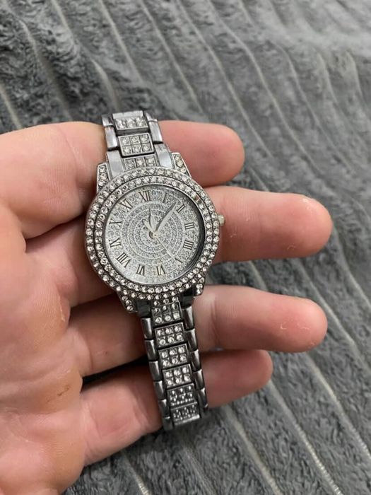 В проодаже женские часы