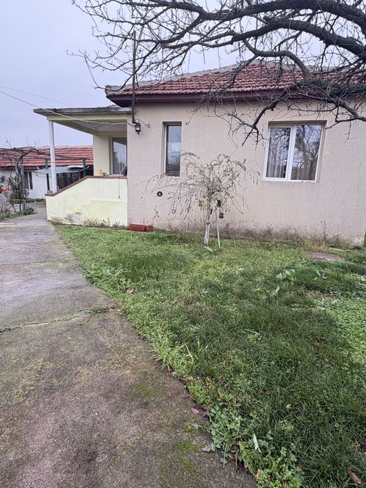 Продавам къща с двор