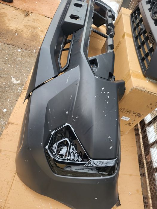 Бампер передний на Hilux 2025
