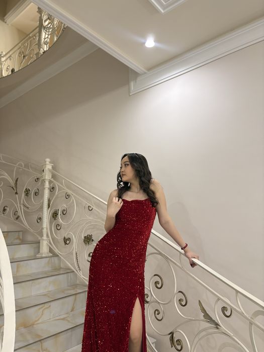 Шикарное красное платье