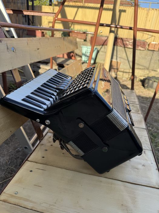 Акордеон Weltmeister Stella 60 баса