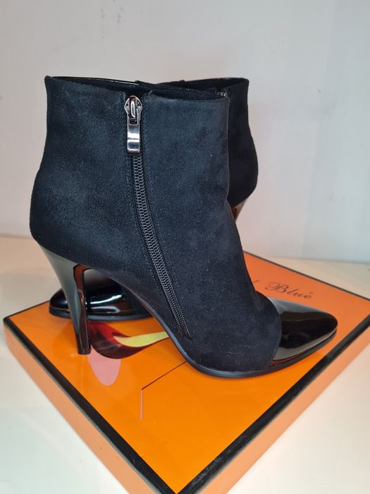 Botine cu aplicații din lac