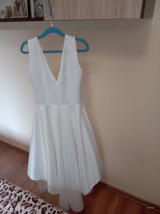 Rochie satin alba cu trenă și jupon tull