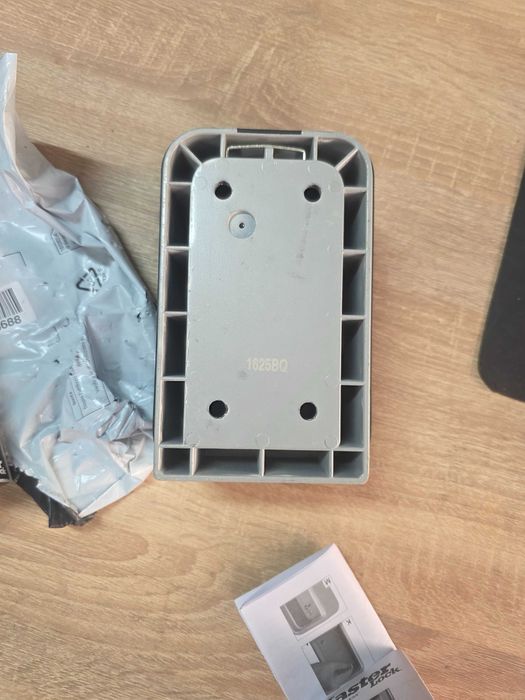 Cutie pentru chei Master Lock certificată extra mare, montată pe perete, pentru exterior