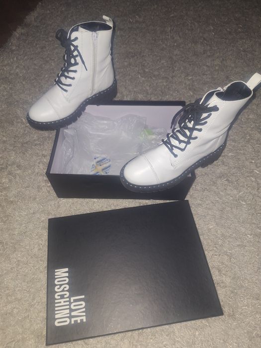 Ghete din piele, albe