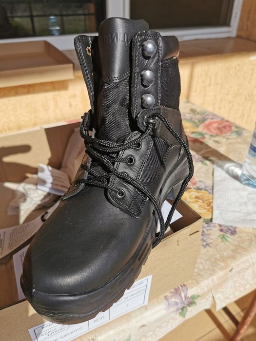 Продавам кожени обувки кубинки.