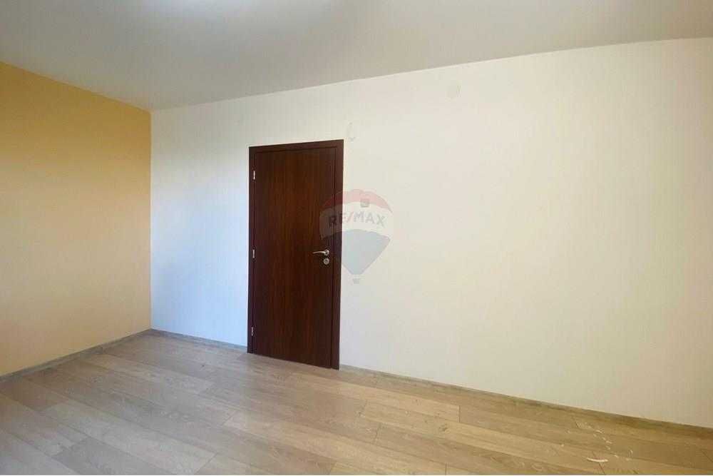 Дава се под наем Офис в Шумен, Център - 40 кв.м за 153 € - Снимка #2