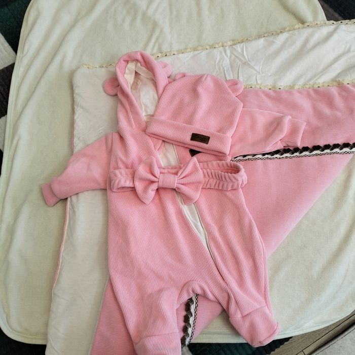 Продам конвертик для выписки с род. дома для девочки.