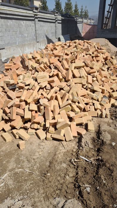 Красный жженый кирпич