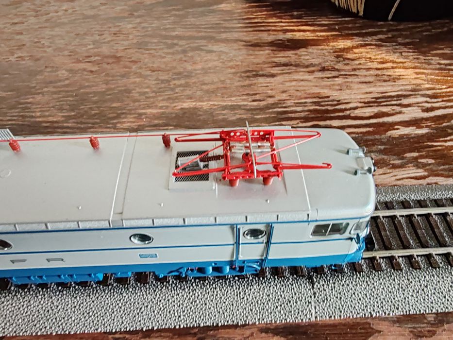 Locomotiva CFR EA 060 clasica cu pantografe simetrice.