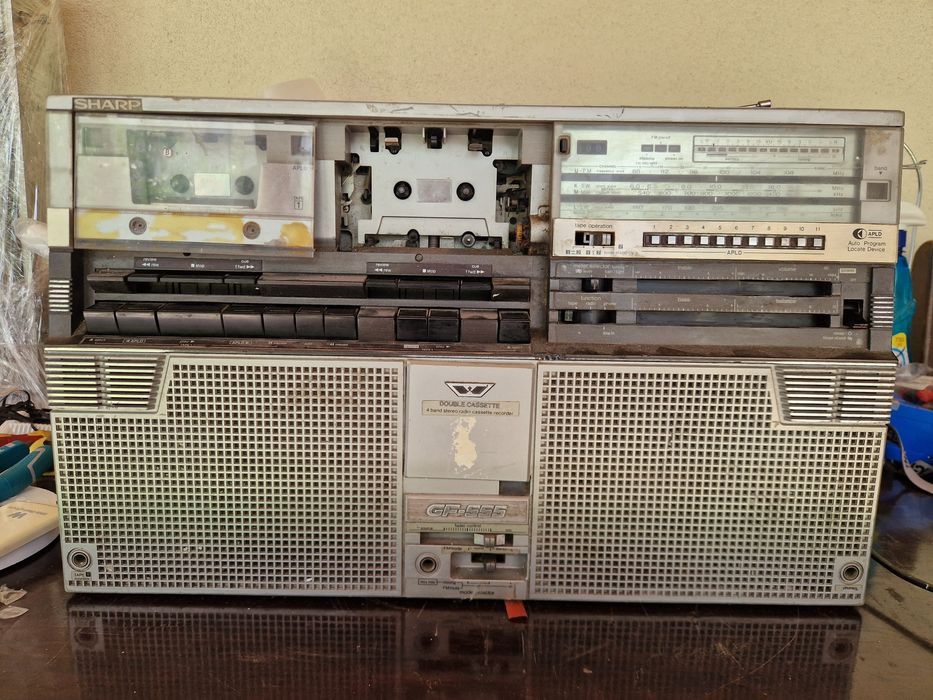 Sharp gf 555 functioneaza atat radio cat si casetofonul