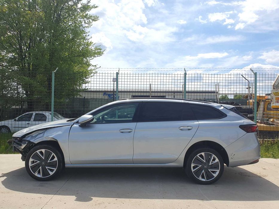 SKODA Superb 2.0 TSI, 265cp, AN 2025, Selection Combi, 4X4 - avariat