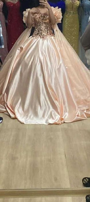 Пордава тази рокля носена е само 2 часа има и корона за повеч инф.тел