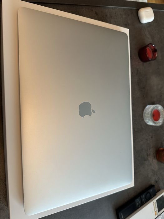 Laptop MacBook Pro 2.3 ghz Intel i9 16 gb 2667 mhz ddr  4 1TB stocare