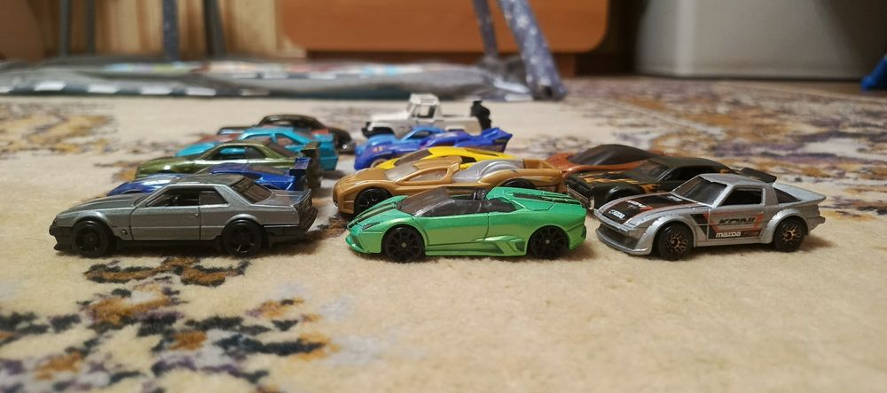 Продам машинки хот вилс в хорошем состоянии