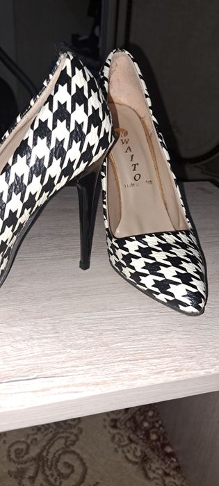 Продаётся туфли одета всего пару раз  размер 36-37 раз