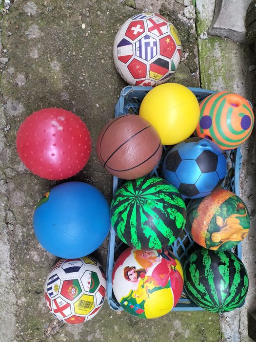 Продам спортивные мячи разные.