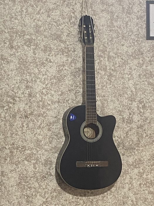 Classic gitara sotiladi