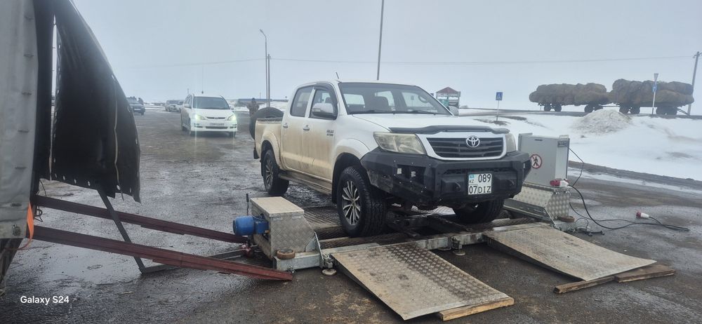 Toyota Hilux  2.7 бензин