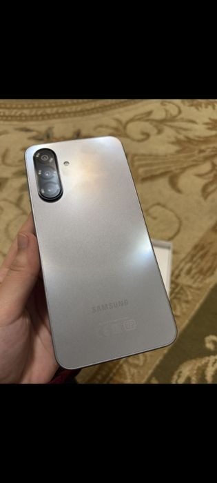 Samsung a17 sotiladi rangi oq