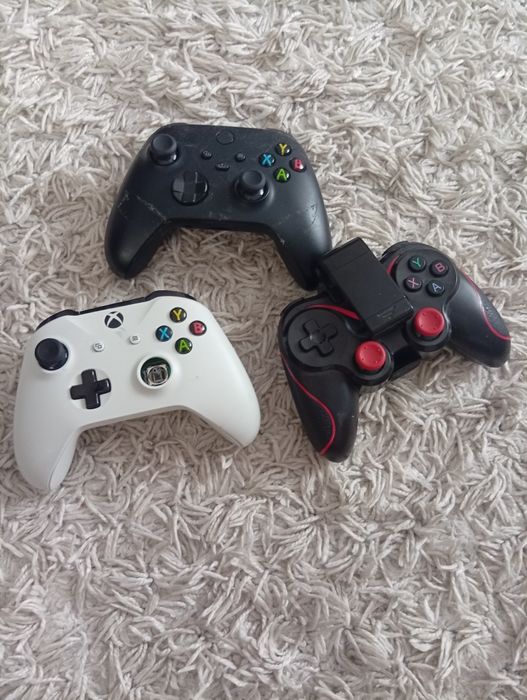 Trei controlăre la schimb pe unul funcțional de xbox