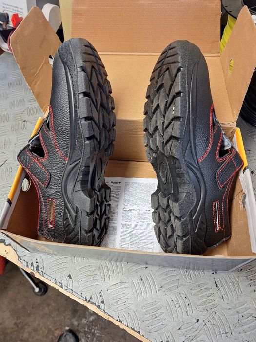 Продавам работни обувки номер 45