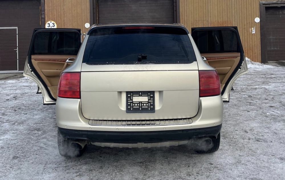 Porsche Cayenne 2004.  4.5