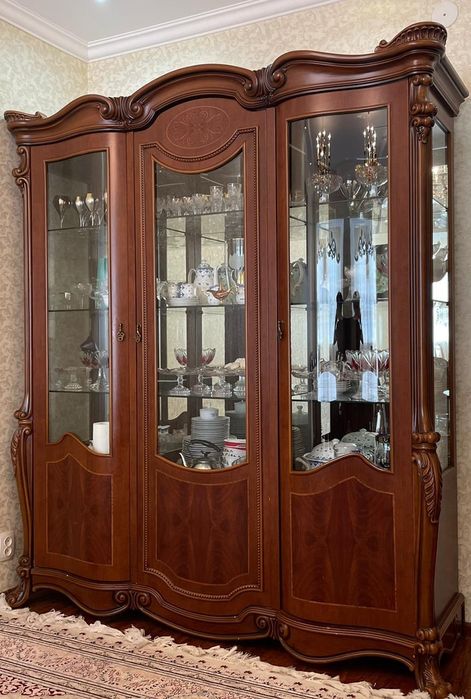 Продаётся сервант для посуды