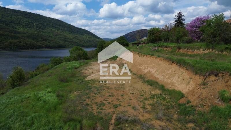 Ексклузивен, голям, терасиран, поземлен имот за продажба, на брега на