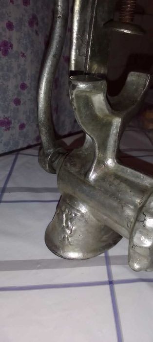 Мясорубка чугунная советская