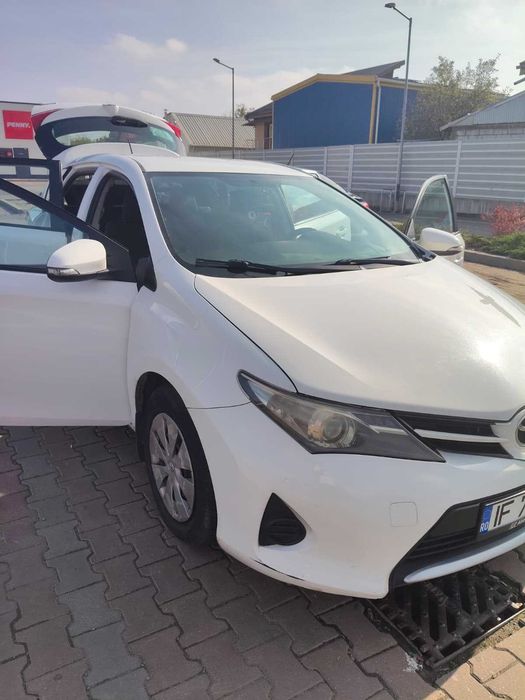 TOYOTA Auris 2014 — imagine 3