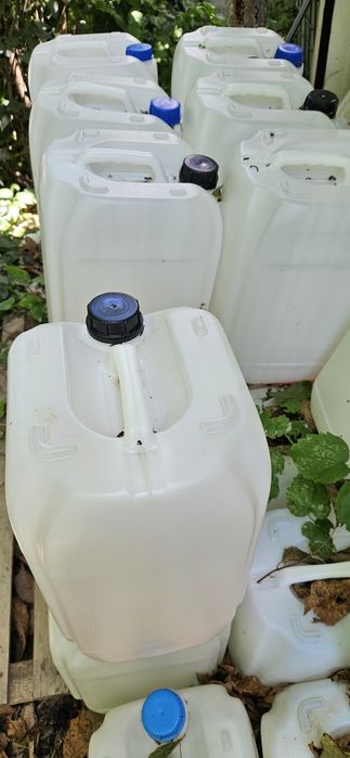 Пласт масовитуби използва ни двайсет литра и по пет литрови