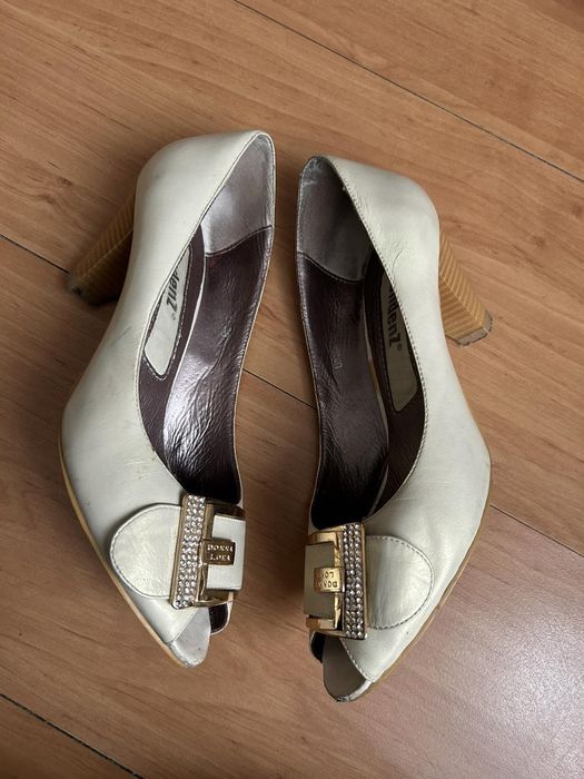 Дамски кожени сандали в бежово и бяло 38 номер