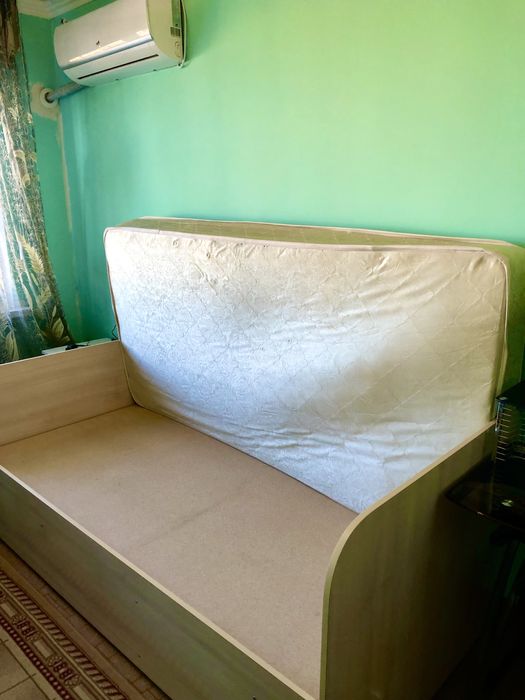 В идеальном состояние диван с матрасом