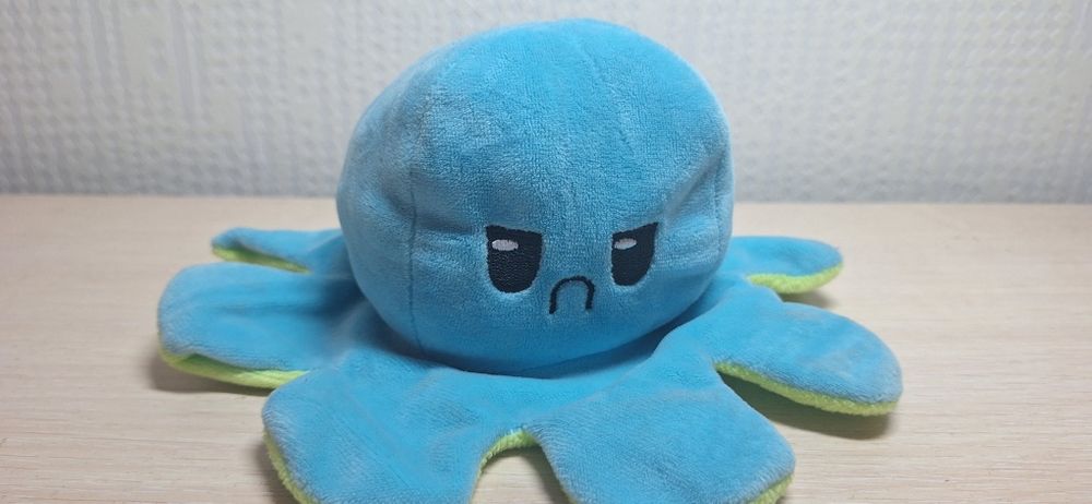 Плюшевая игрушка осьминог