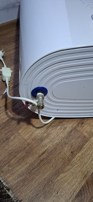 Продаётся аристон 80л почти новый