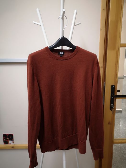 Вълнен пуловер на марката Uniqlo